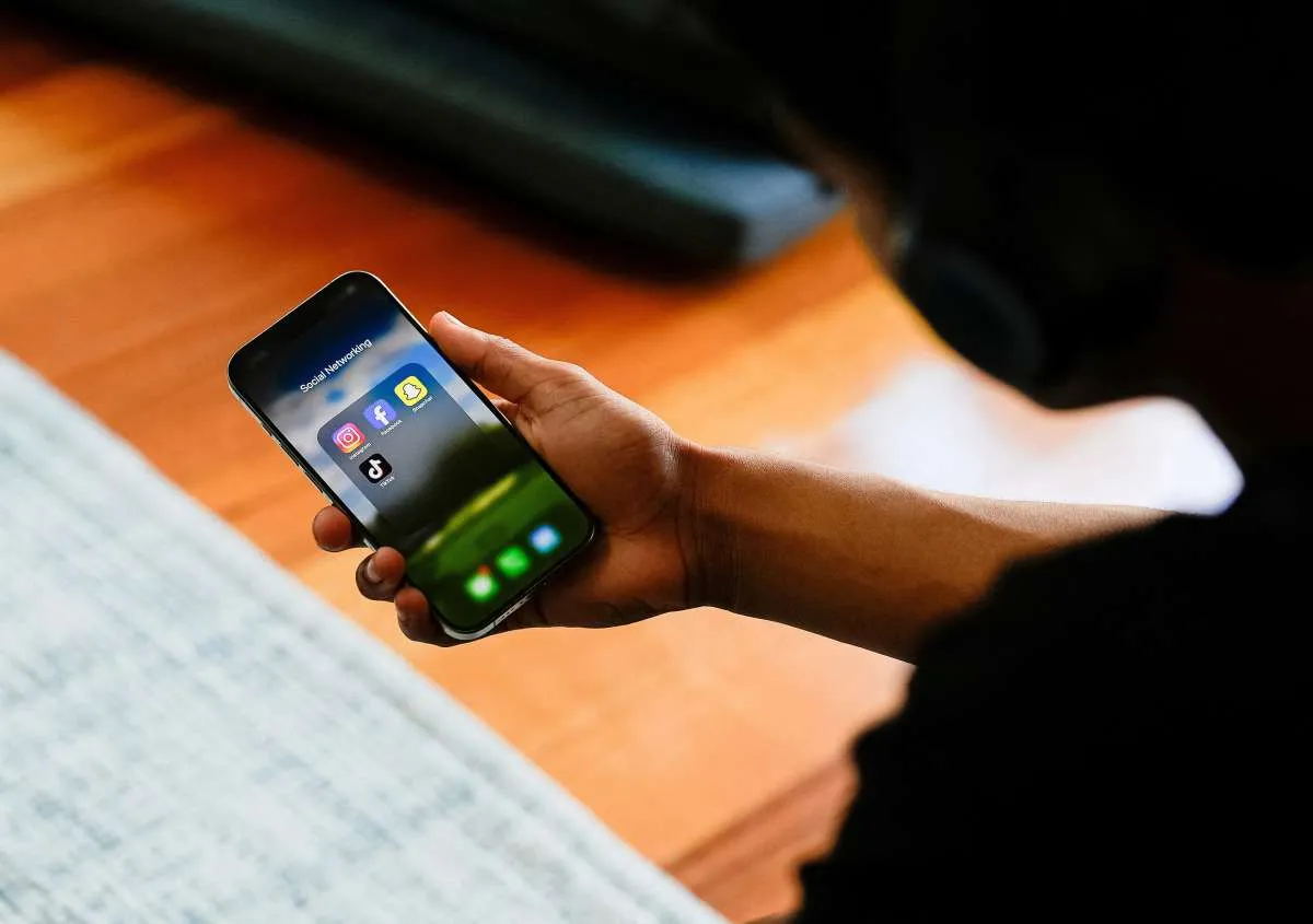 Status Sosmed Sindiran Halus tapi Menusuk: Seni Bicara Tanpa Menyinggung Langsung