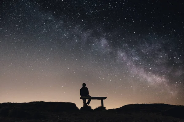 Kata-Kata Galau Malam Hari yang Bikin Ingat Seseorang Diam-Diam